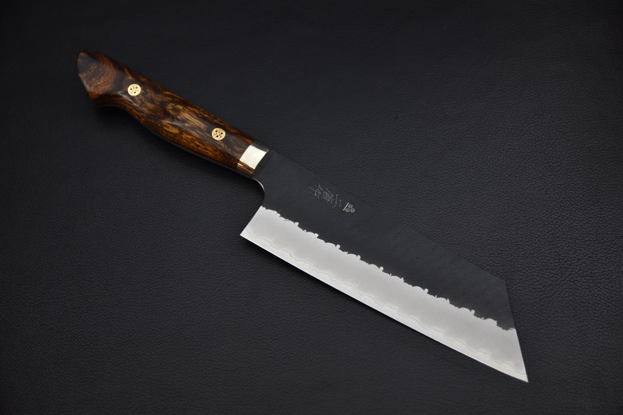 Couteau japonais nakiri en SG2, finition kurouchi et tsuchime, manche occidental en bois foncé — vue complète de profil