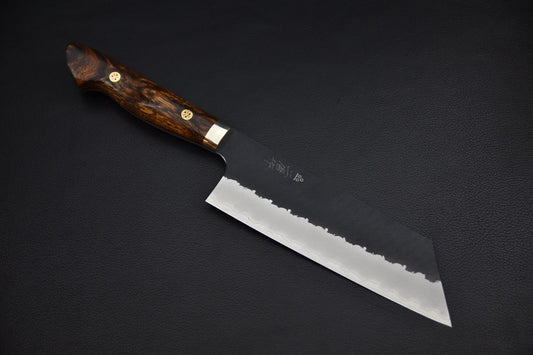 Couteau japonais nakiri en SG2, finition kurouchi et tsuchime, manche occidental en bois foncé — vue complète de profil