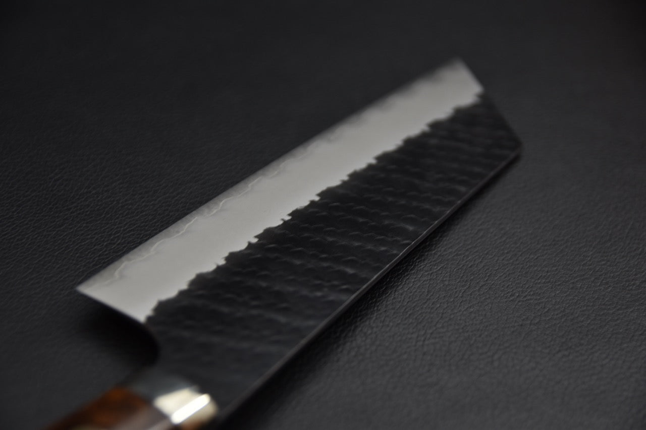 Couteau japonais nakiri SG2 — gros plan sur la zone tsuchime martelée en milieu de lame