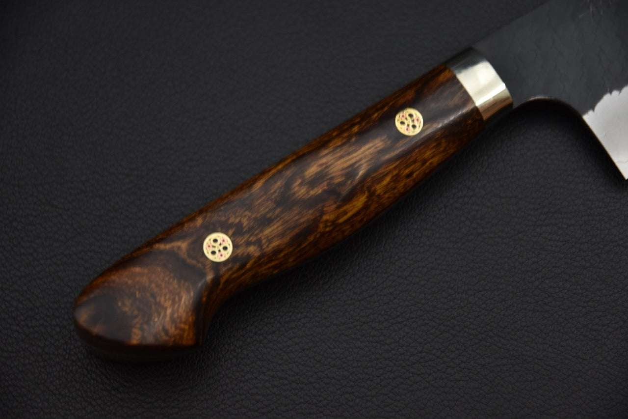 Couteau japonais nakiri SG2 — détail du manche occidental en bois foncé veiné, virole argentée et rivets dorés