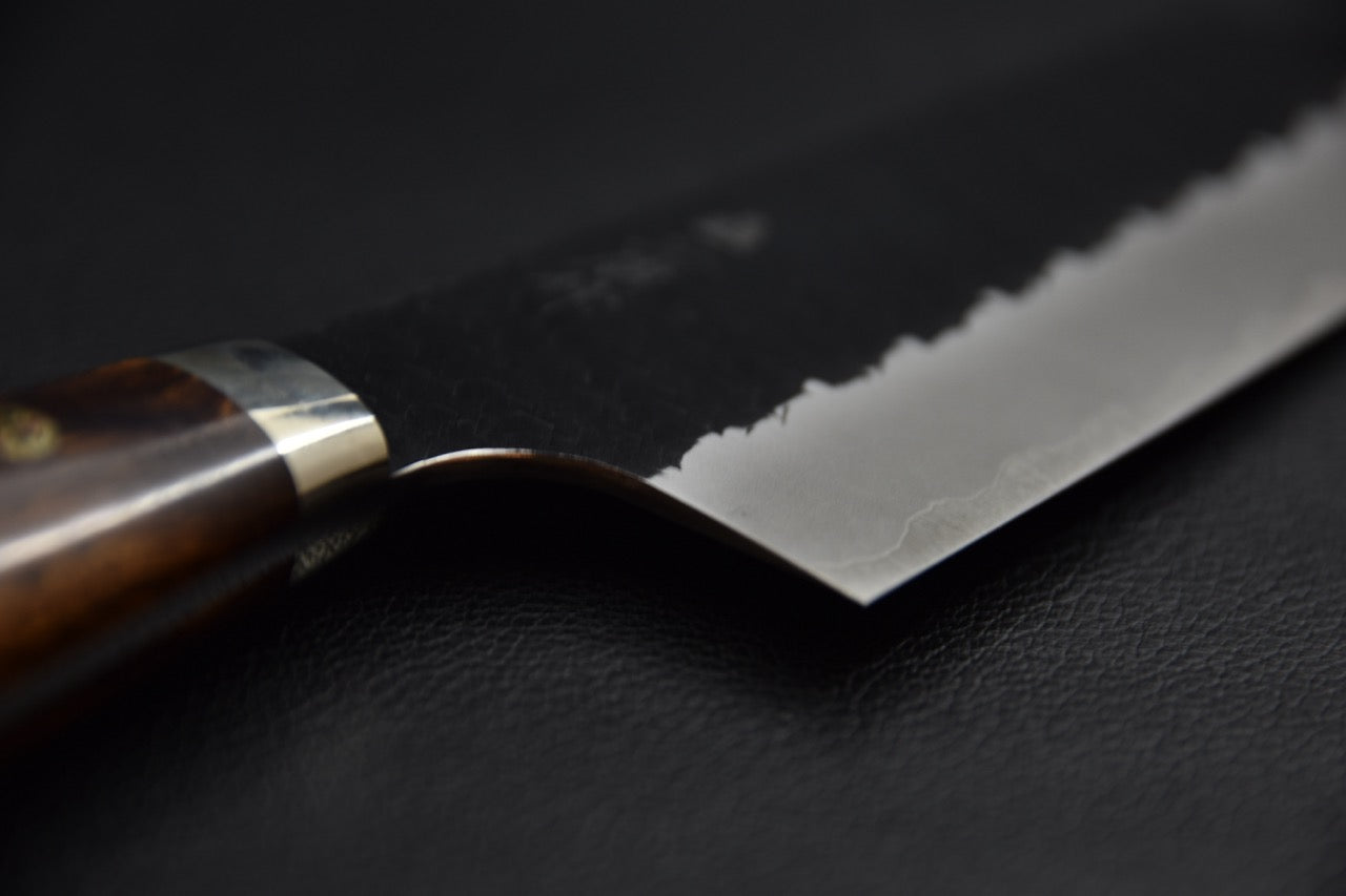 Couteau japonais nakiri SG2 — gros plan sur la jonction manche-lame, virole en métal et talon de lame