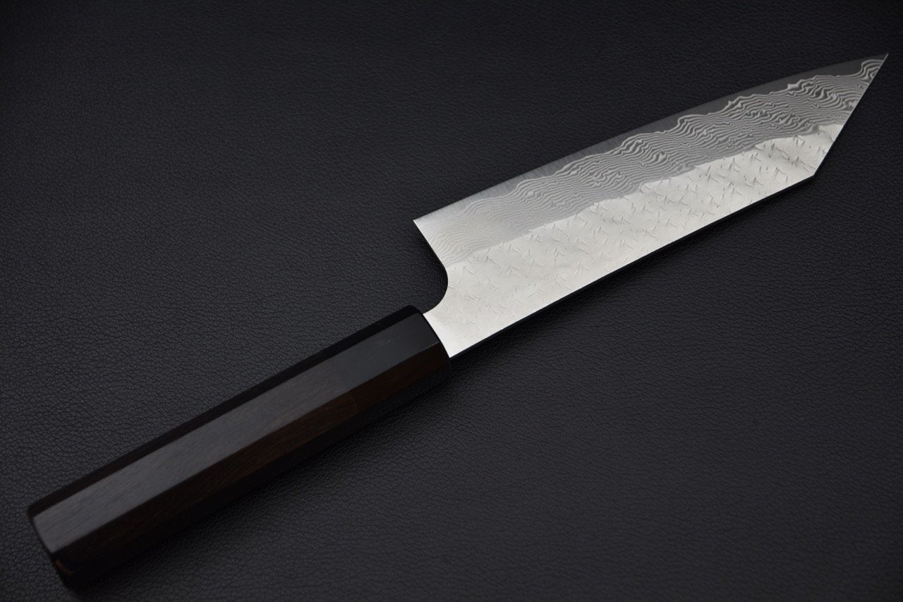 Couteau japonais avec lame damassée et manche en bois