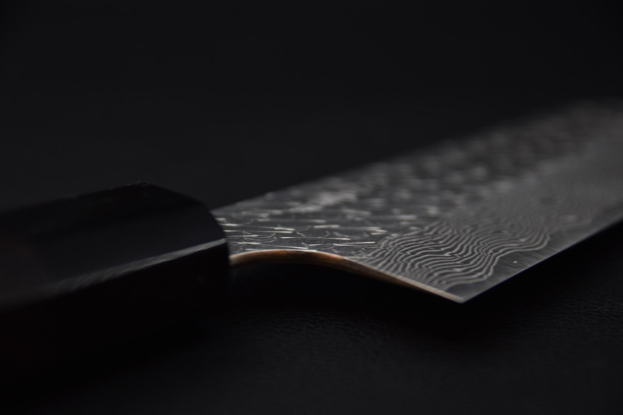 Couteau japonais avec lame damas sur fond noir