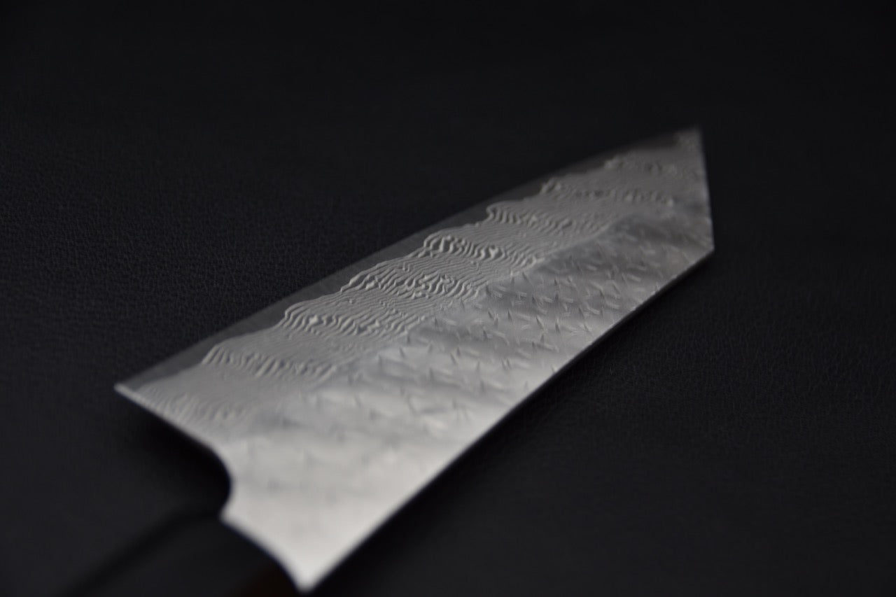Couteau japonais avec motif damas sur la lame
