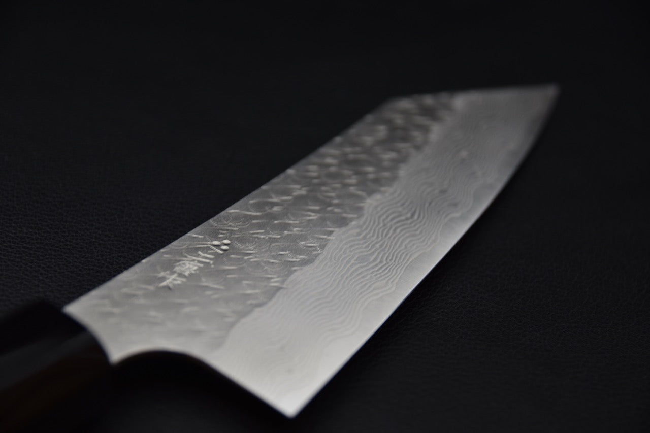 Couteau japonais avec motif damas sur la lame