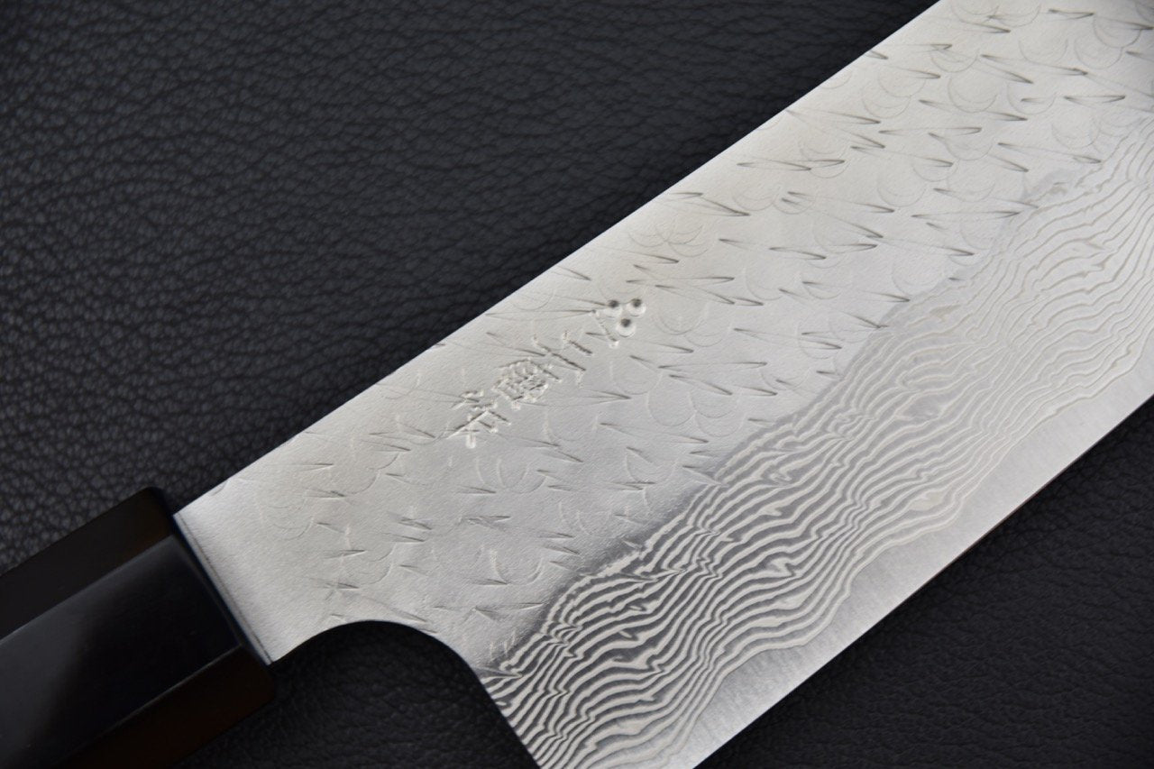 Couteau japonais avec lame damassée et manche sombre