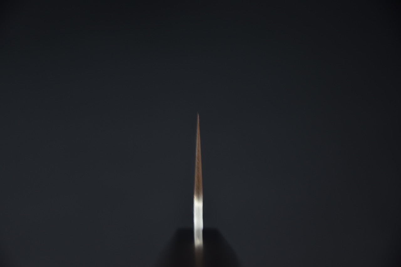 Couteau japonais vu de face sur fond noir