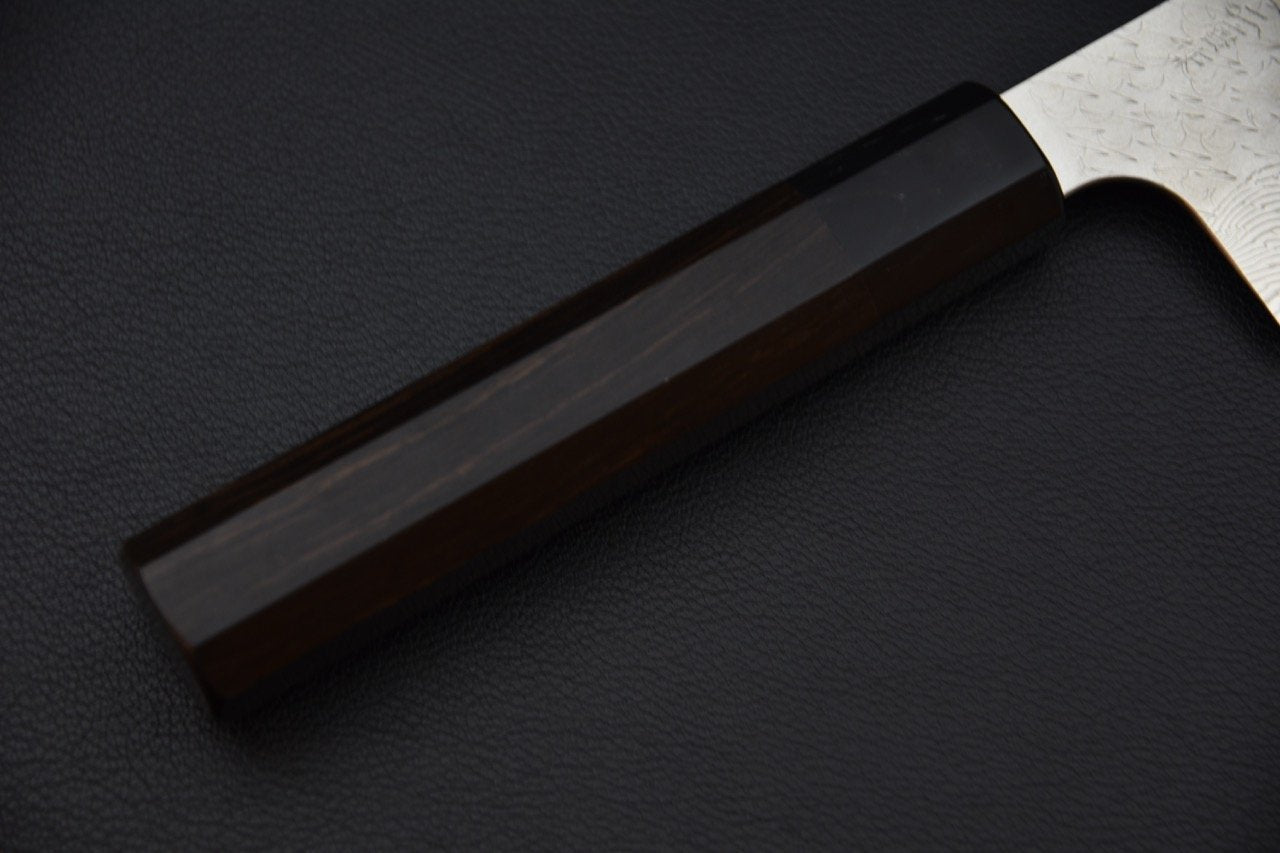 Poignée en bois sombre d'un couteau japonais 