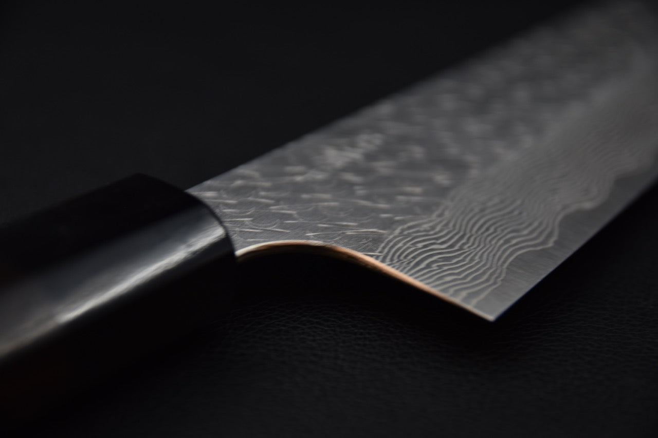 Couteau japonais avec lame damassée sur fond noir