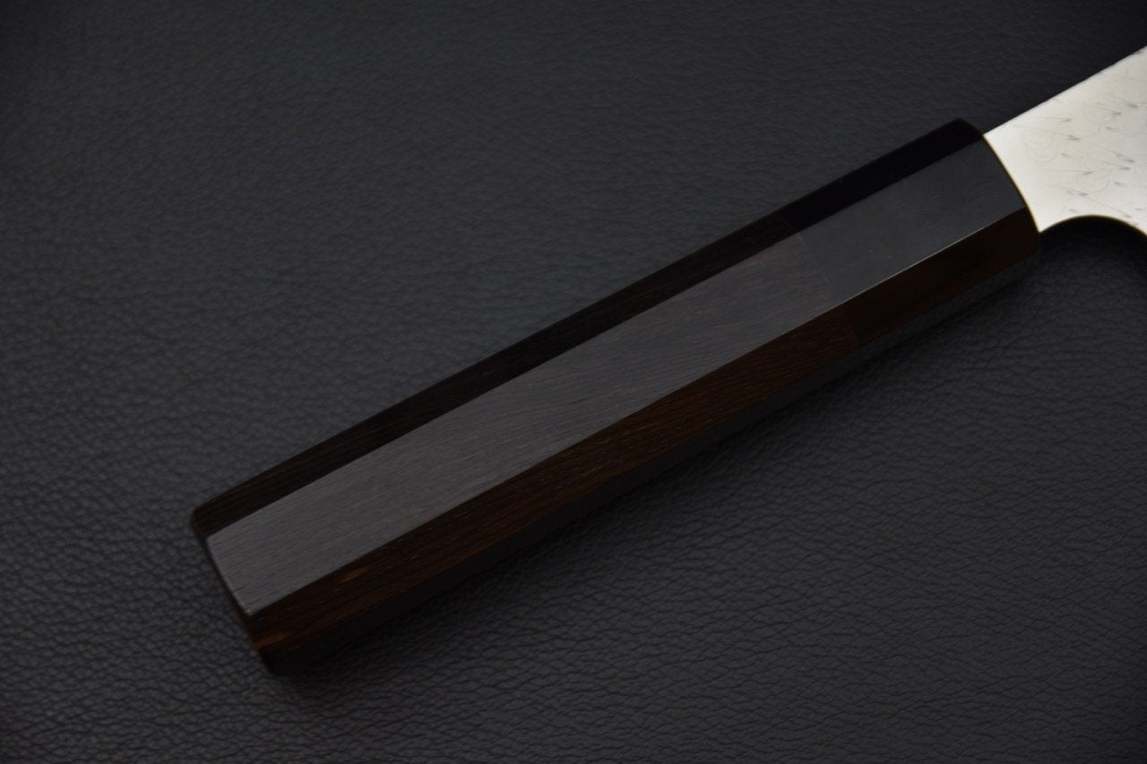 Poignée en bois sombre d'un couteau japonais