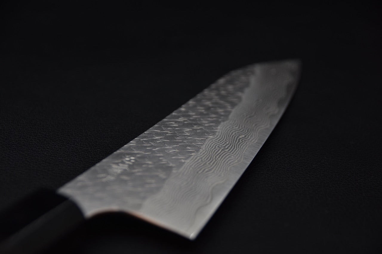 Couteau japonais avec motif damas sur la lame