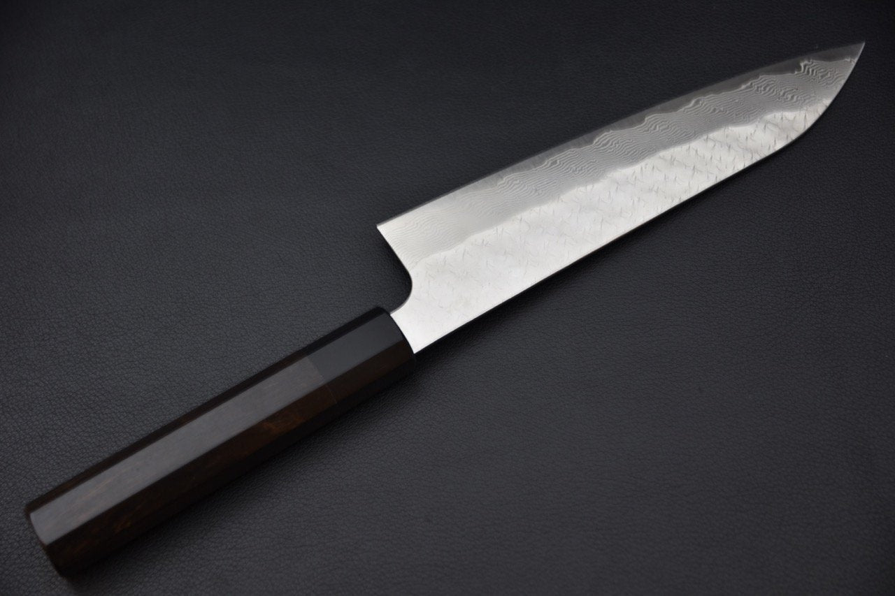 Couteau japonais avec lame damassée et manche en bois