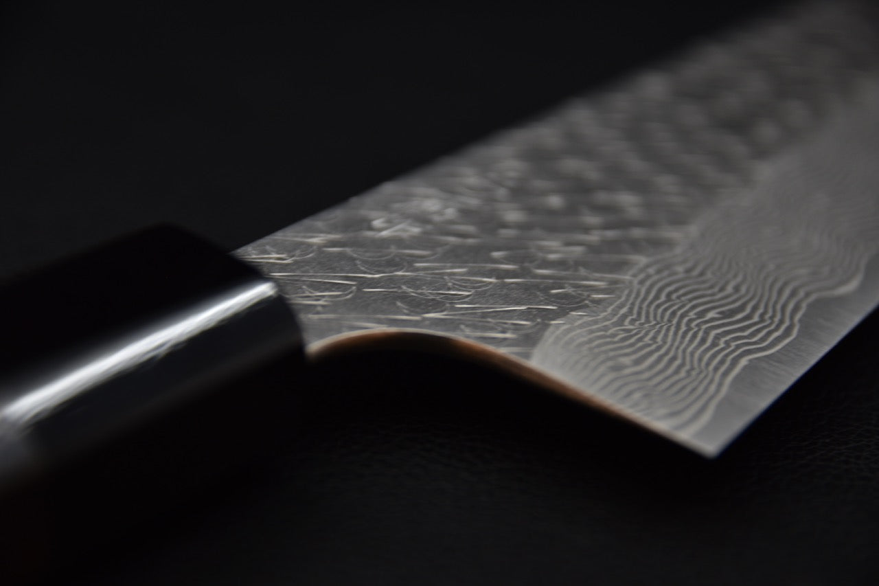 Couteau japonais avec lame damassée sur fond noir