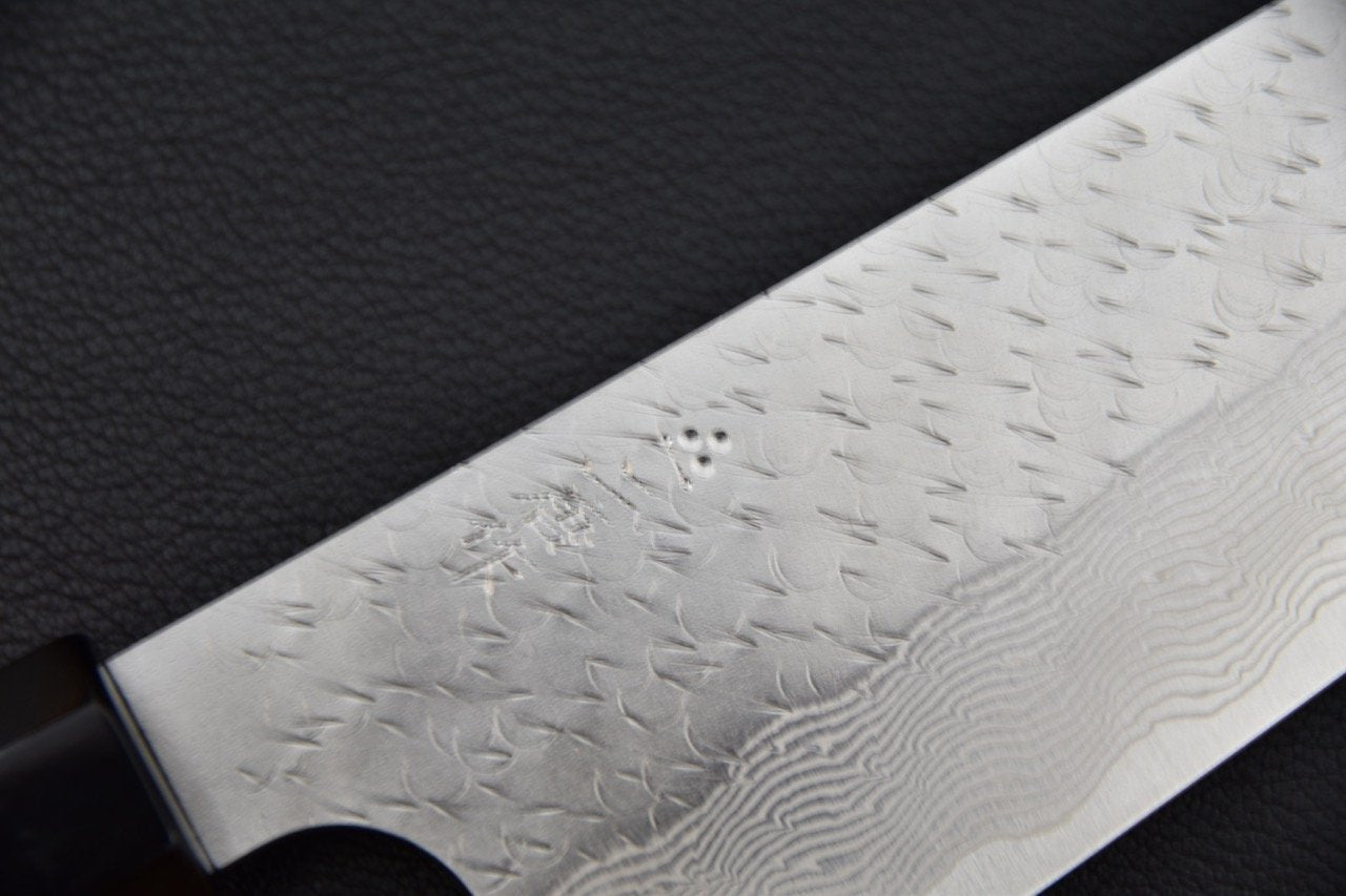 Couteau japonais avec motif damas sur la lame