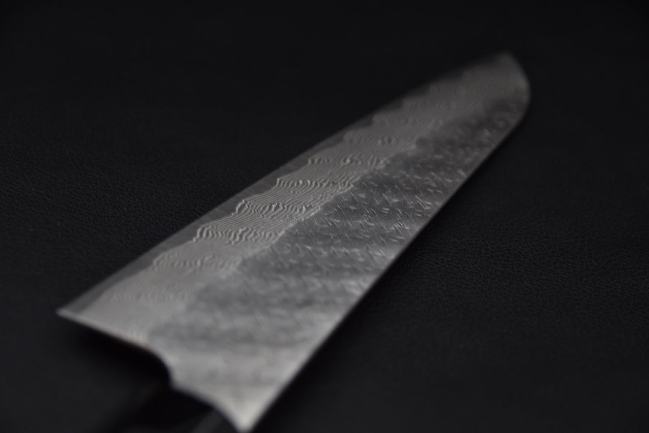 Couteau japonais avec motif damas sur la lame