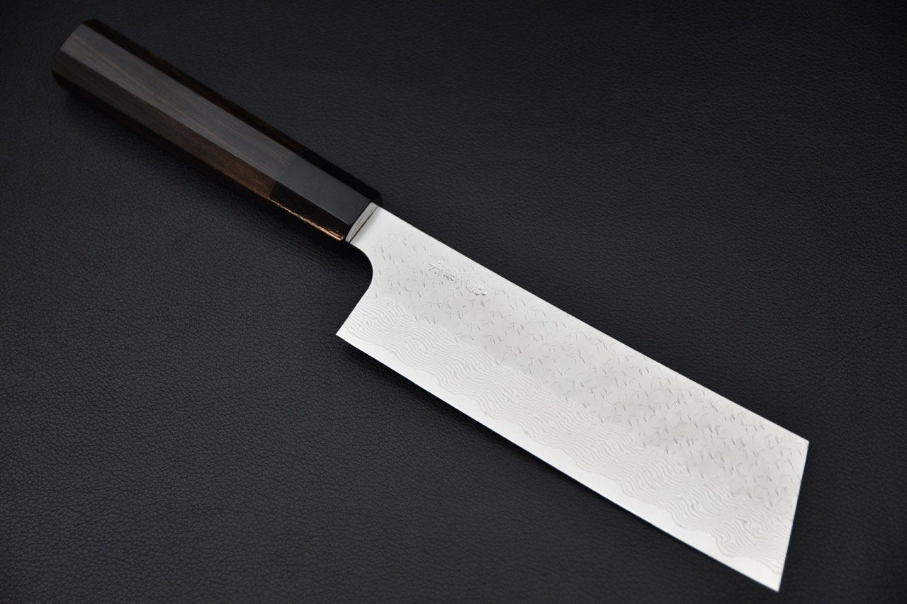 Couteau japonais avec lame damassée et manche en bois