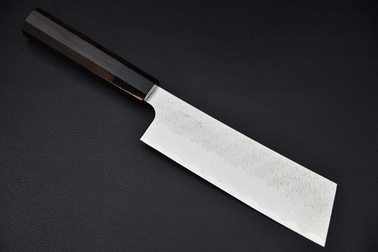 Couteau japonais avec lame damassée et manche en bois