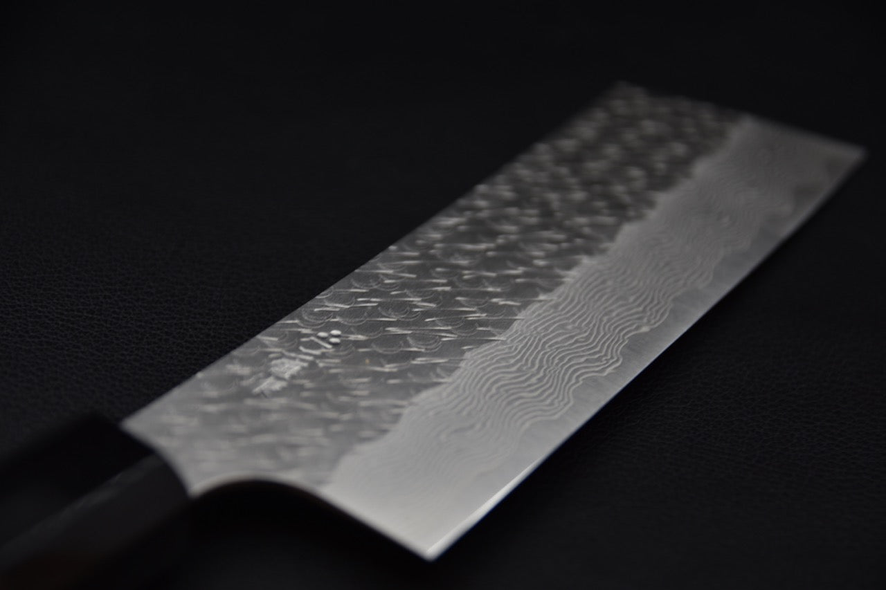 Couteau japonais avec lame damassée sur fond noir