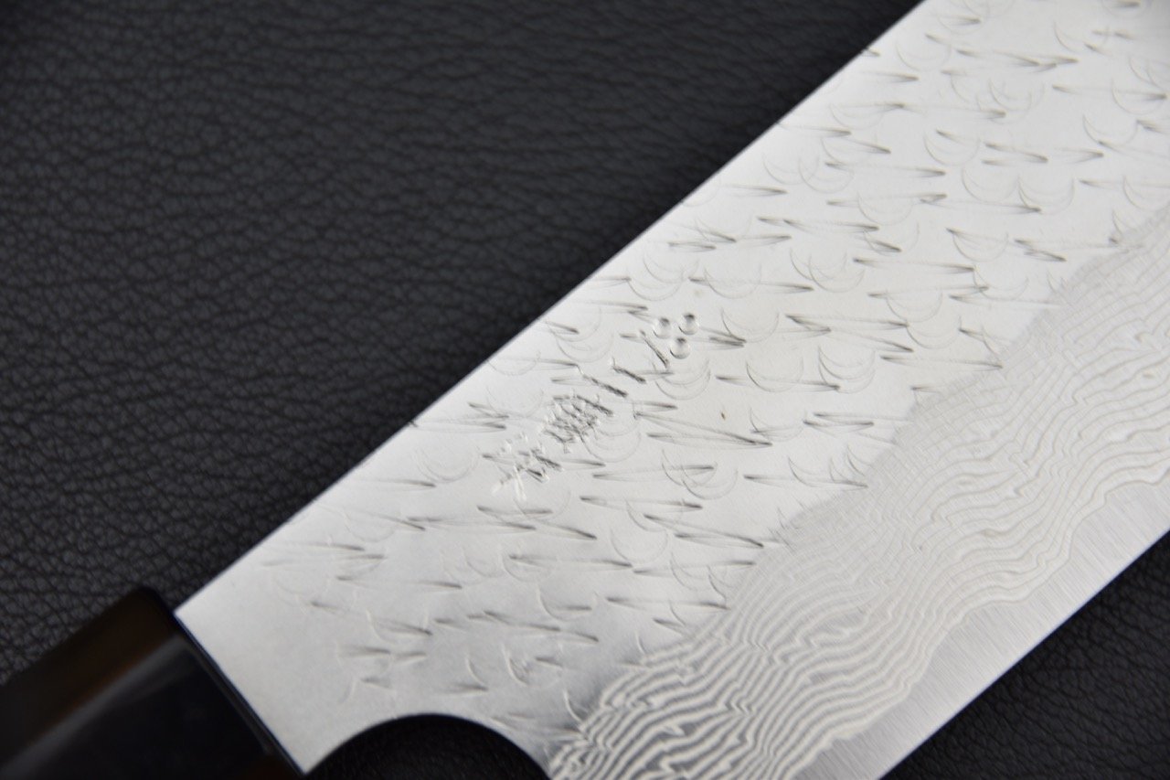 Couteau japonais avec motif martelé sur la lame