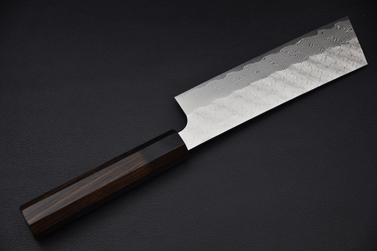 Couteau japonais avec lame damassée et manche en bois