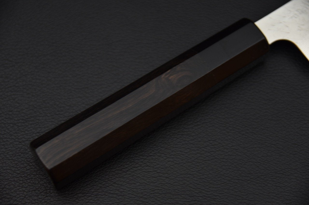 Poignée en bois d'un couteau japonais sur fond noir