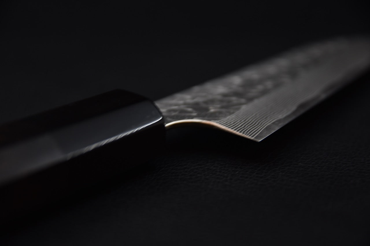 Couteau japonais avec lame damas sur fond noir