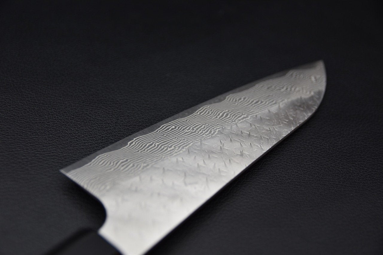 Couteau japonais avec lame damassée sur fond noir