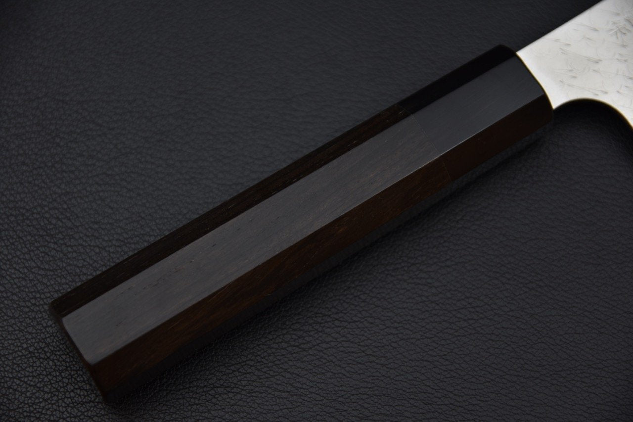 Poignée en bois sombre d'un couteau japonais