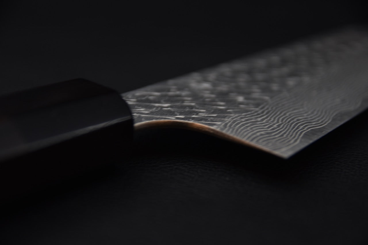 Couteau japonais avec lame en acier damassé