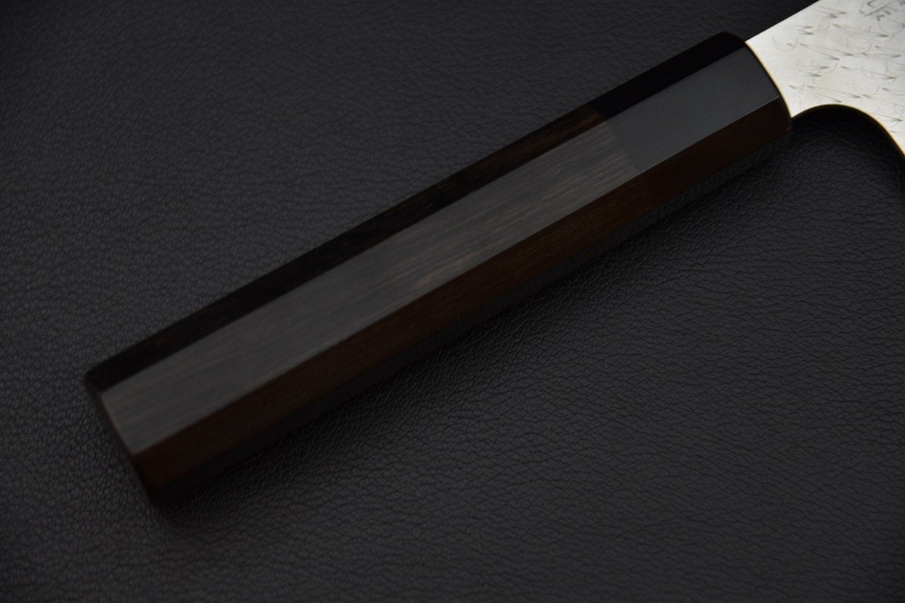 Poignée en bois sombre d'un couteau japonais