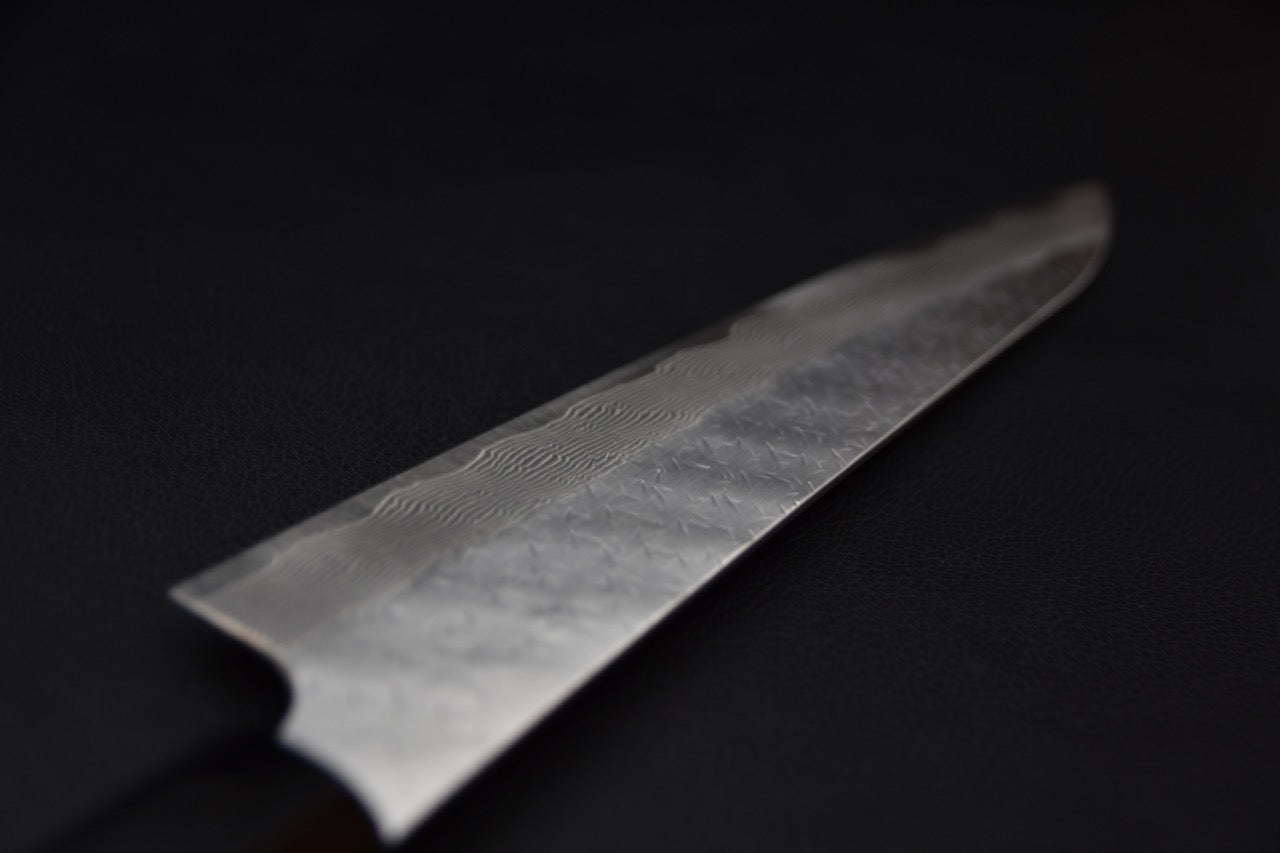 Couteau japonais avec lame damassée sur fond noir