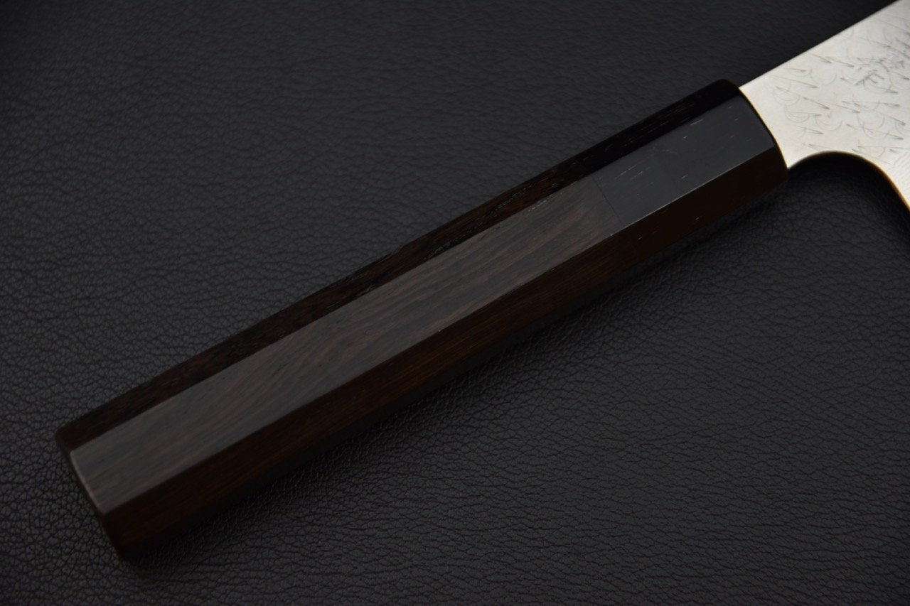 Manche en bois sombre d'un couteau japonais