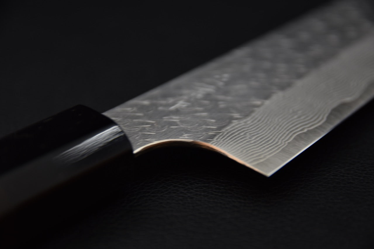 Couteau japonais avec lame damassée et manche noir