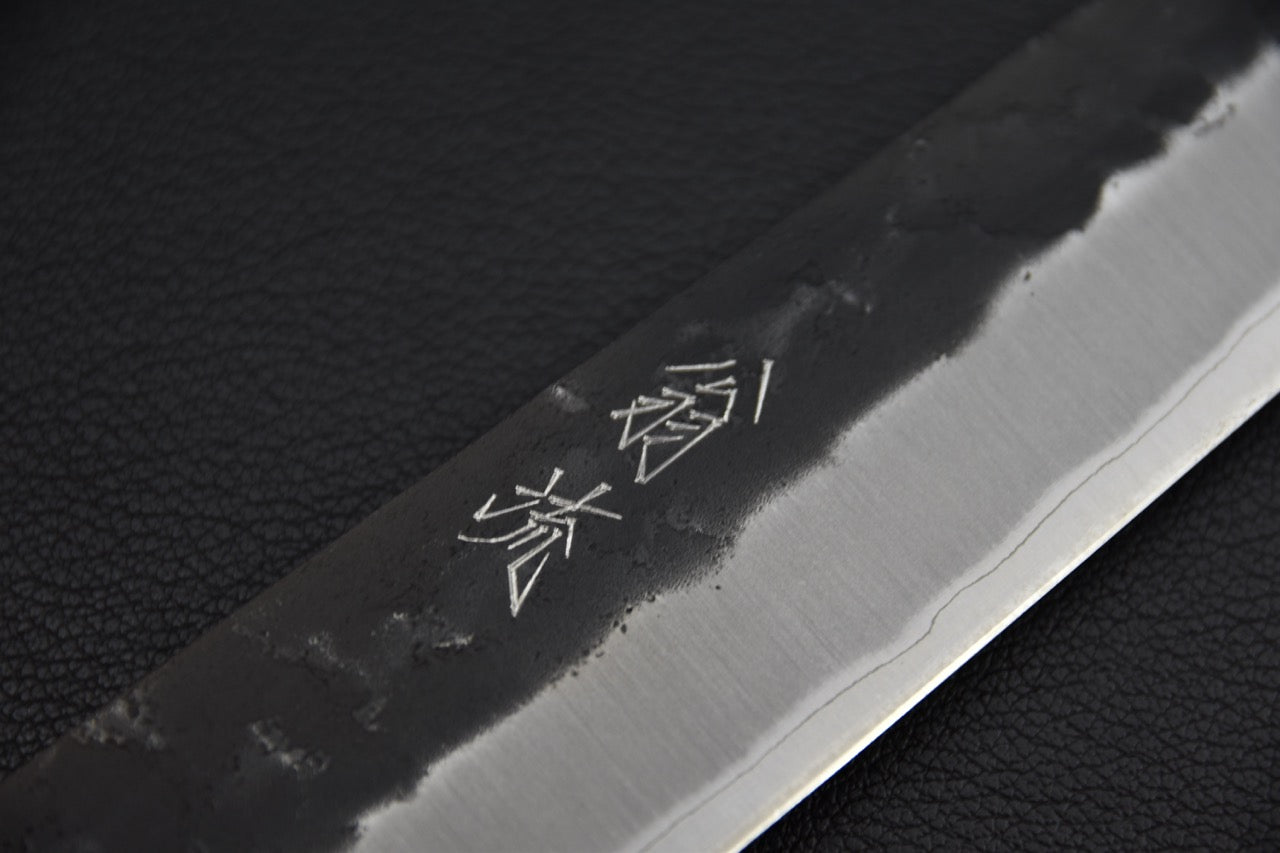 Couteau japonais sujihiki 270 mm — gros plan sur les kanji gravés et la ligne hagane, finition kurouchi