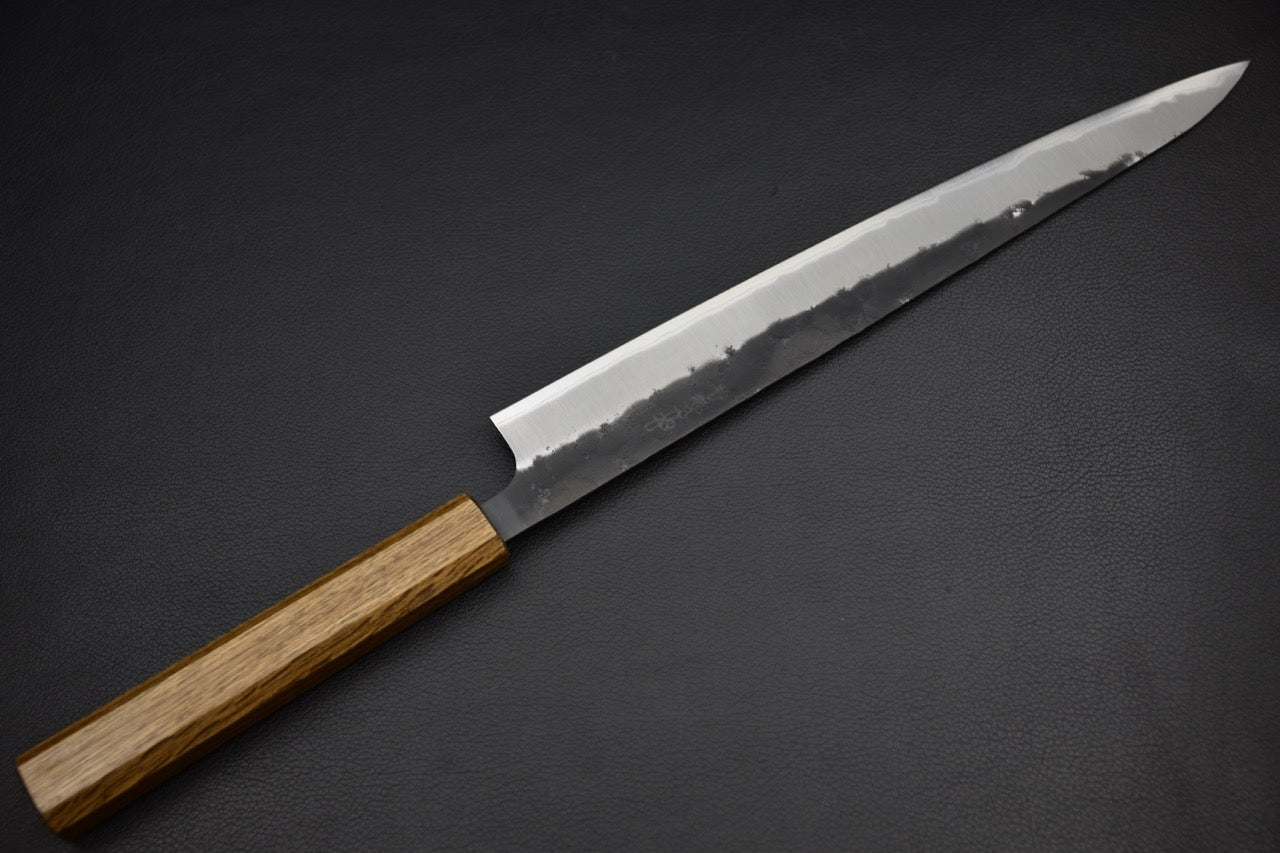 Couteau japonais sujihiki 270 mm — vue de profil complète, côté gauche, manche wa en bois brun doré