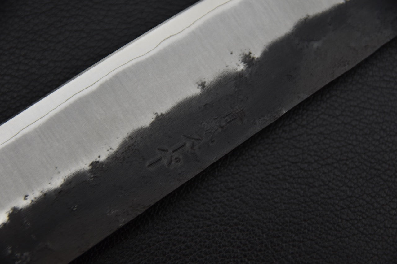 Couteau japonais sujihiki 270 mm — gros plan sur les kanji gravés côté gauche et la transition kurouchi/biseau