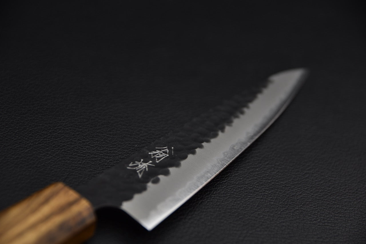 Couteau japonais petty 135 mm — détail du plat de lame côté droit, kanji gravés et finition tsuchime