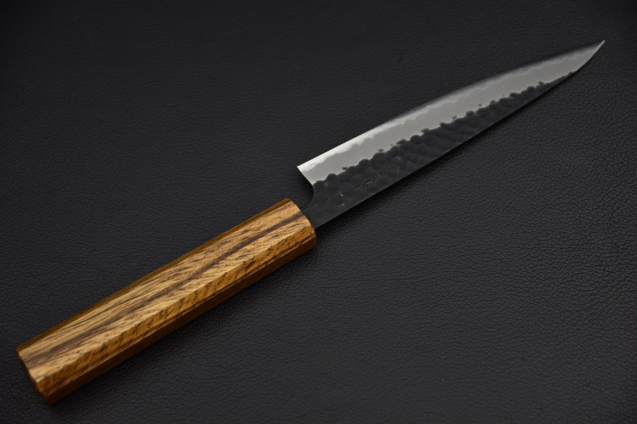 Couteau japonais petty 135 mm — vue complète côté gauche, manche wa et profil de lame effilé