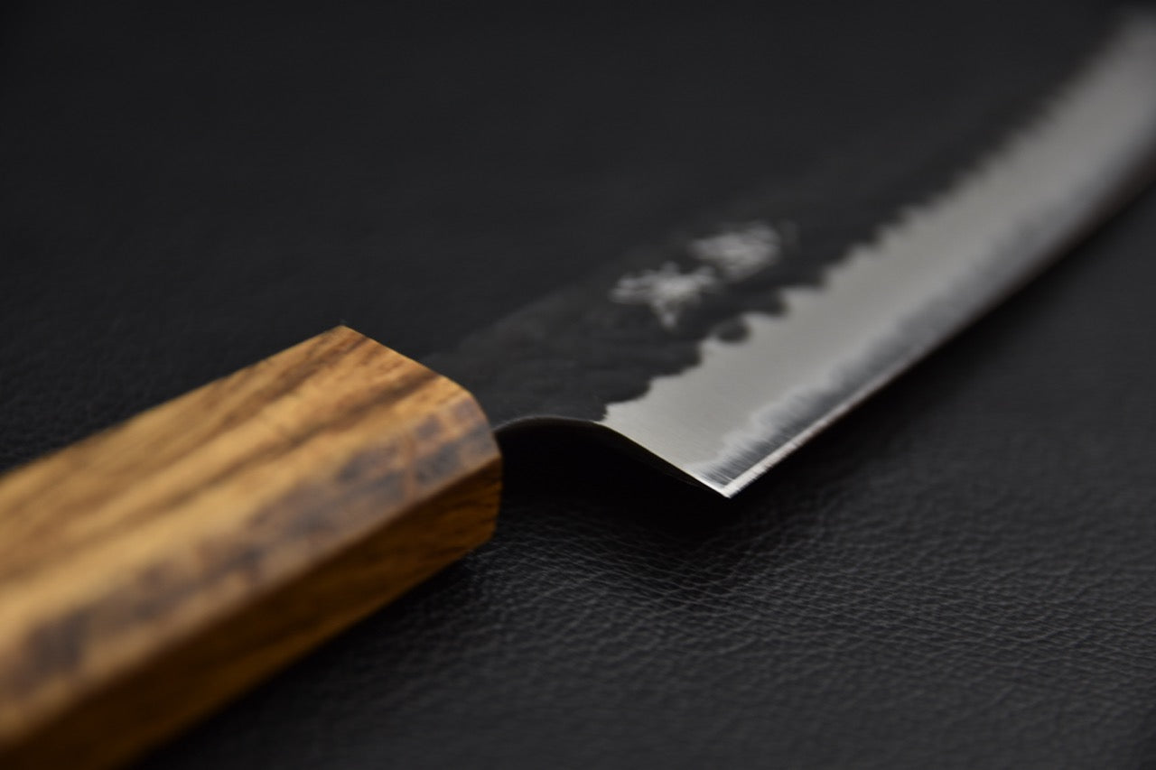 Couteau japonais petty 135 mm — jonction manche et lame, détail du talon et de la finition kurouchi