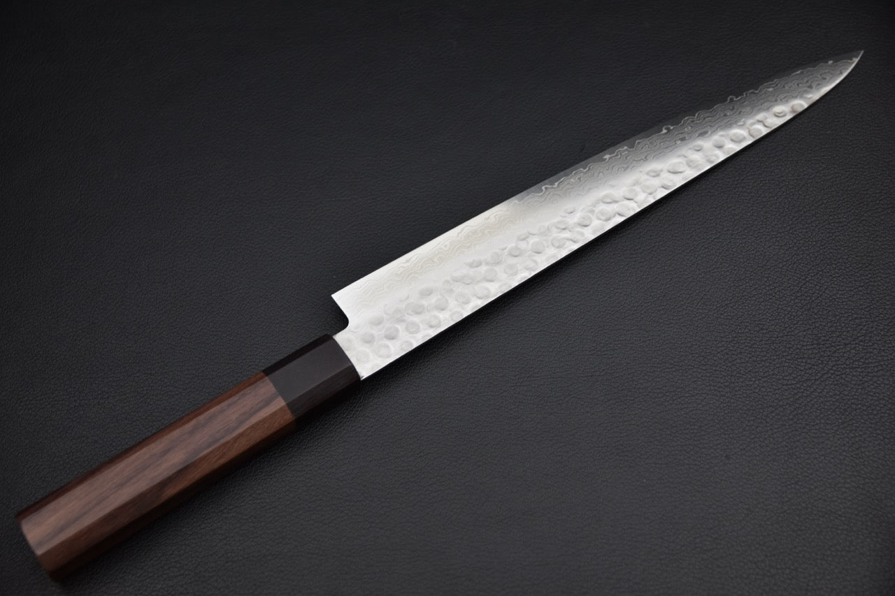 Sujihiki japonais 240 mm — vue complète de profil, manche en bois brun rougeâtre