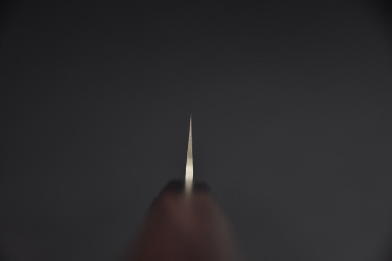 Sujihiki japonais 240 mm — vue de la pointe effilée, axe de la lame