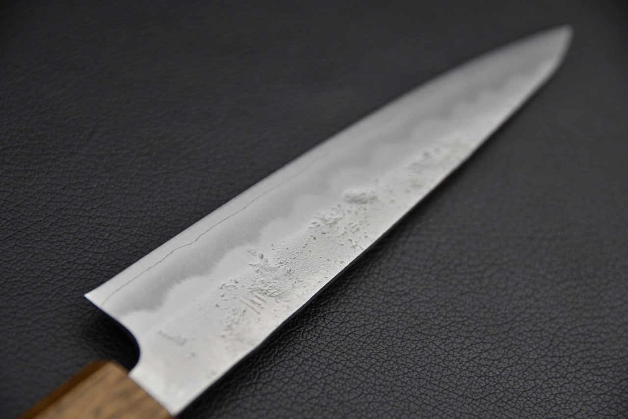 Couteau japonais 135 mm, vue de profil de la lame côté droit montrant la finition kasumi et la ligne hagane de la construction sanmai — Stay Sharp Montréal.