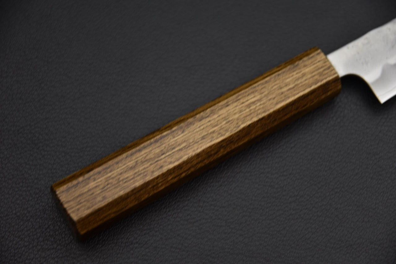 Couteau japonais 135 mm, gros plan sur le manche wa octogonal en bois brun à grain ouvert — Stay Sharp Montréal.