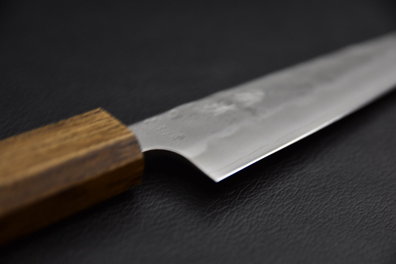 Couteau japonais 135 mm, vue rapprochée de la jonction entre le manche wa en bois et le talon de la lame — Stay Sharp Montréal.