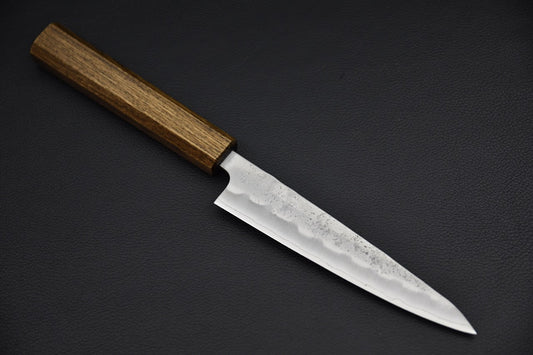Couteau japonais 135 mm, vue complète du couteau côté revers, manche wa en bois octogonal et lame à finition kasumi — Stay Sharp Montréal.