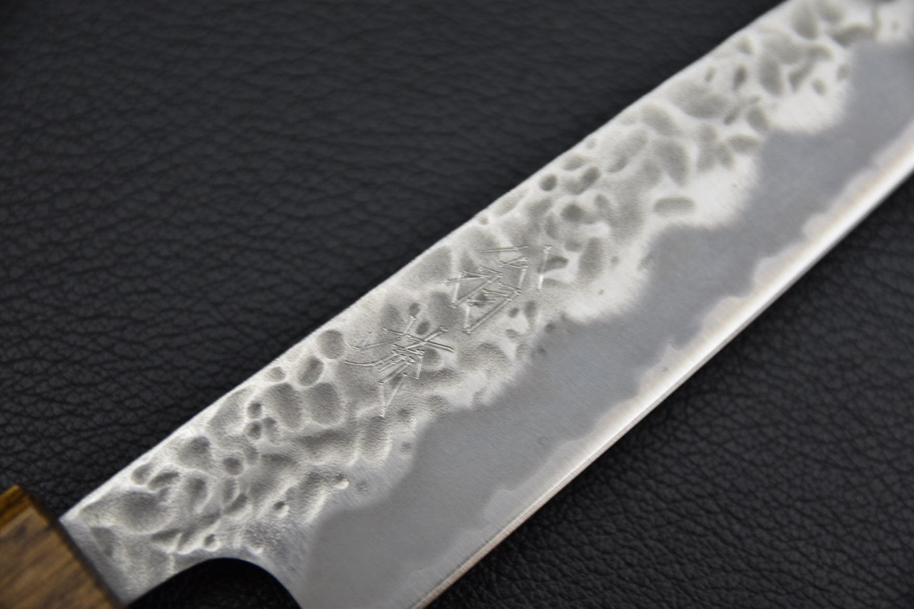 Couteau japonais petty 135 mm — gros plan du plat de lame côté gauche, finition tsuchime et ligne hagane