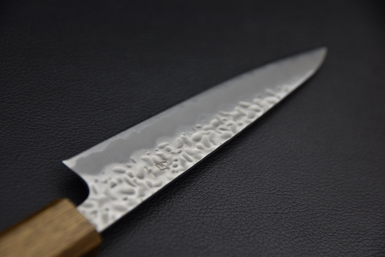 Couteau japonais petty 135 mm — détail de la pointe et du biseau poli, finition kasumi