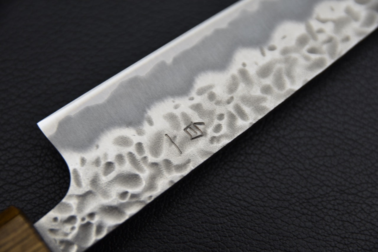 Couteau japonais petty 135 mm — gros plan du talon de lame côté gauche, transition manche et acier