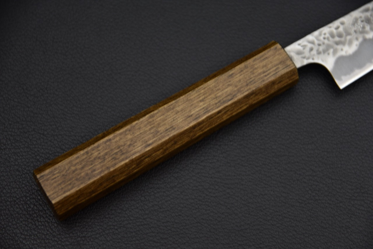 Couteau japonais petty 135 mm — détail du manche wa octogonal en bois brun doré à grain ouvert