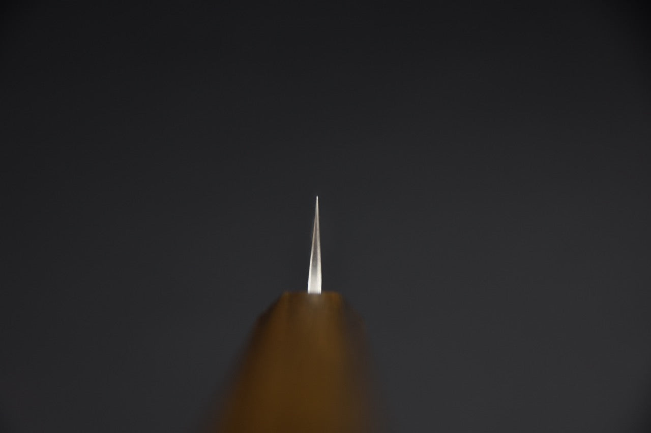 Couteau japonais petty 135 mm — vue de la pointe depuis l'axe de la lame, profil effilé